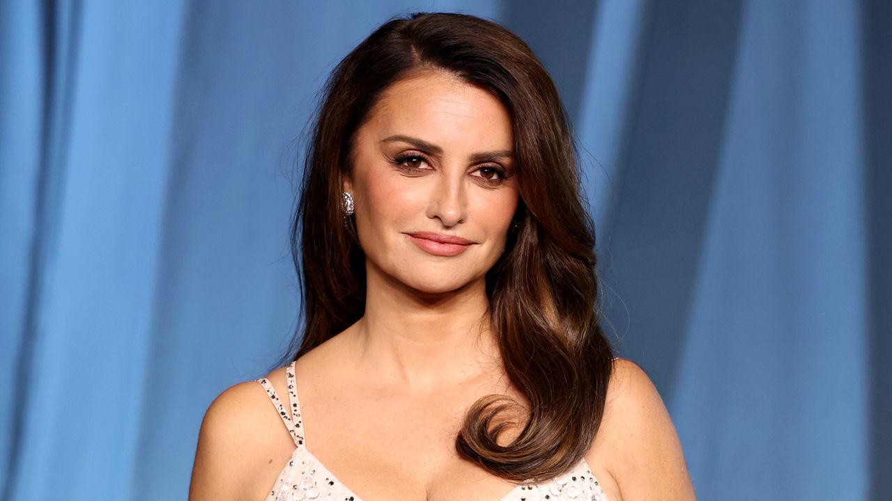 Penélope Cruz Joins Team Bob at the Chanel Couture Show