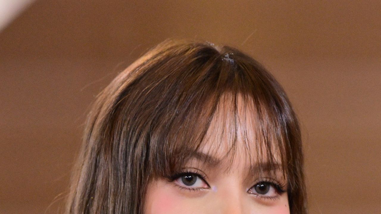 A Newly Brunette Lisa Goes Dark and Edgy for the Golden Globes 2026