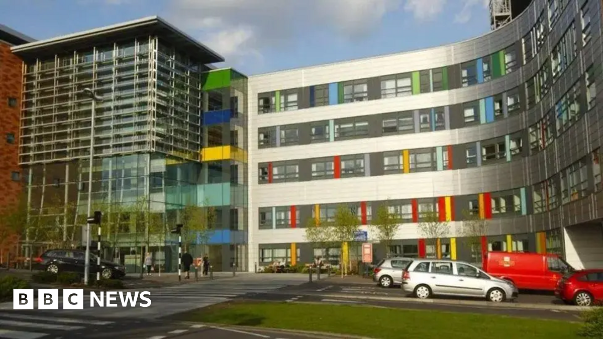 Portsmouth surgeon who ‘stripped naked in cubicle’ struck off