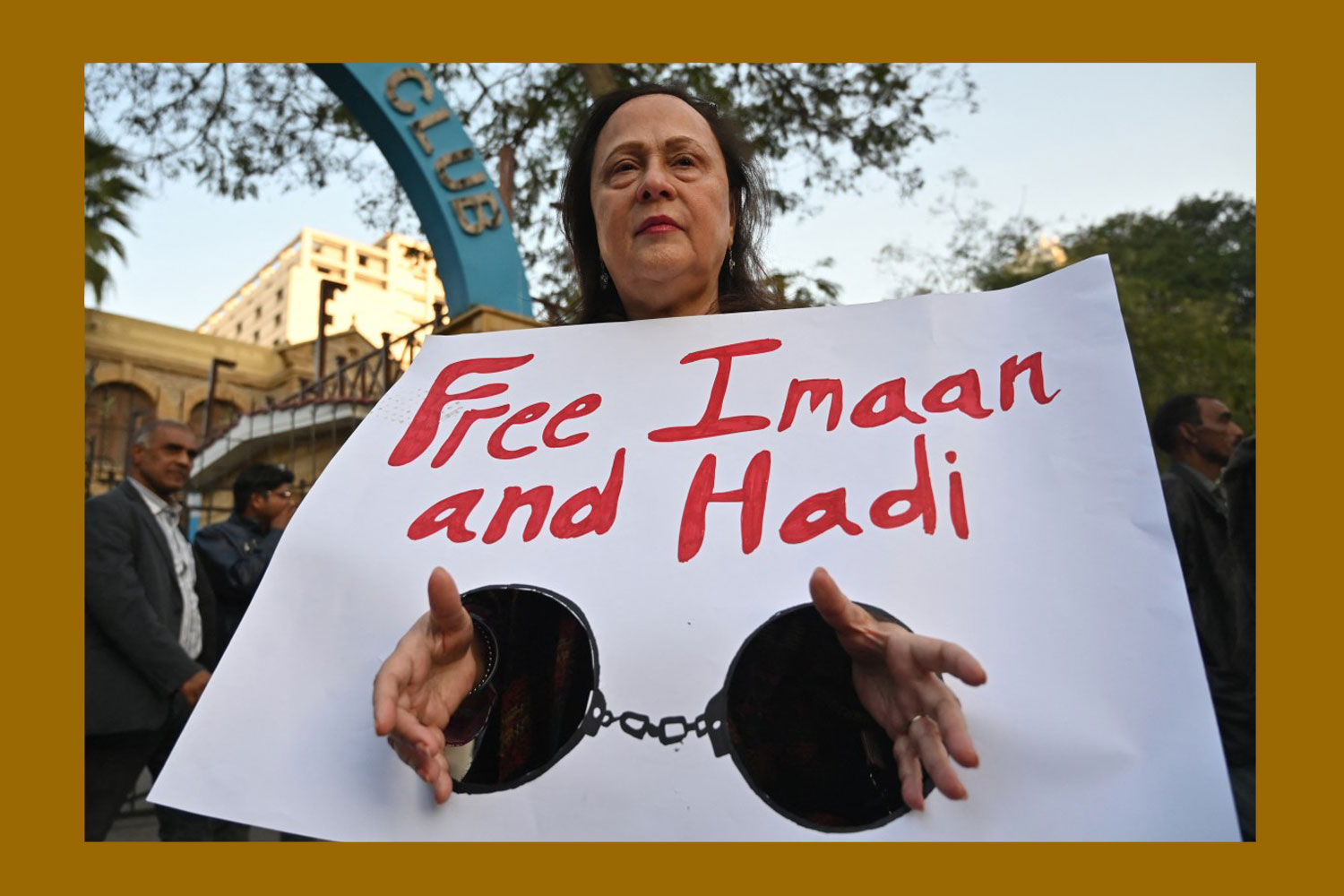 Hours-long blockade of roads around Karachi Press Club amid protest against conviction of human rights lawyers