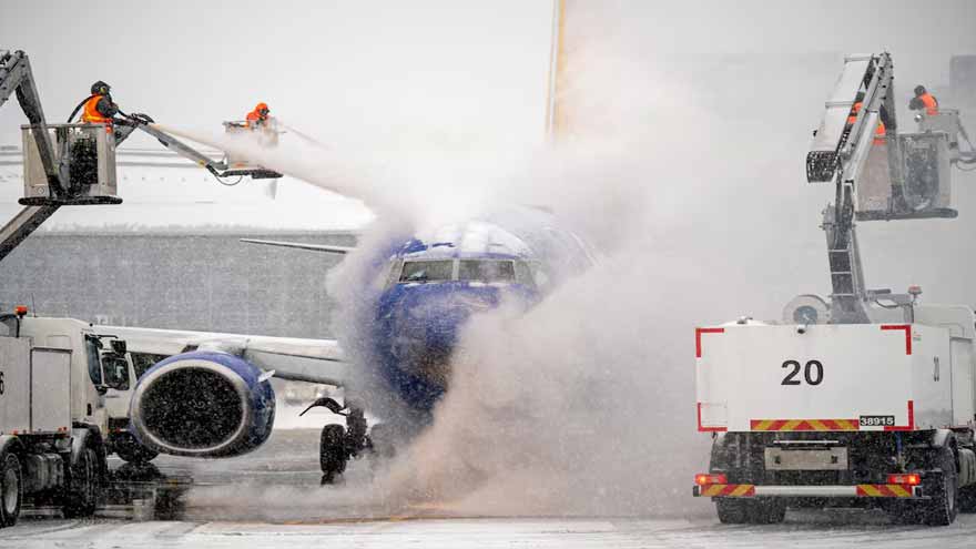 US storm leaves 230,000 without power, forces thousands of flight cancellations