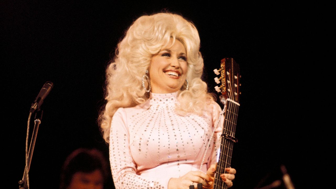 19 Vintage Photos of a Young Dolly Parton