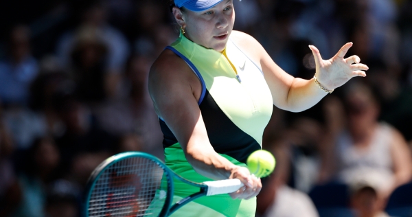 Anisimova powers past Wang to reach her first AO quarterfinal