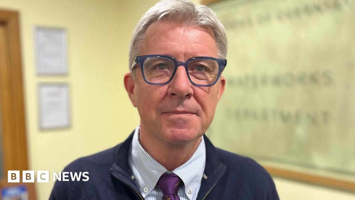 Guernsey deputy wants new accountability rules for civil servants