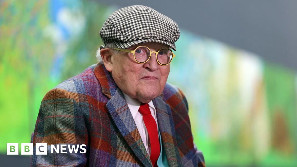 David Hockney says moving Bayeux Tapestry to UK is ‘madness’