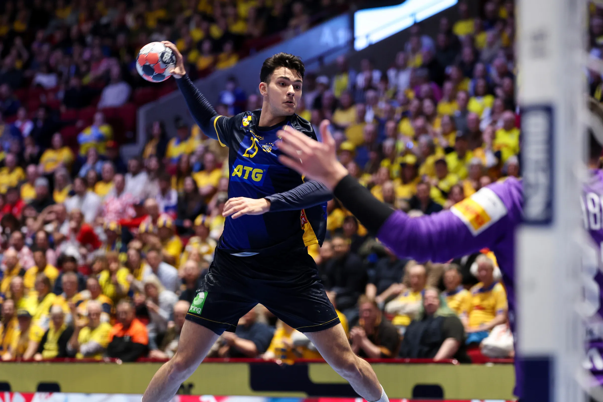 Strong Sweden reach main round