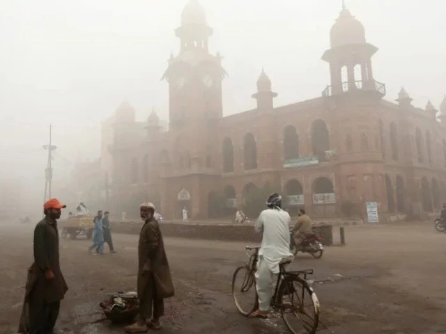 Smog tightens grip on Punjab; Lahore’s Air Quality slips into ‘very unhealthy’ zone