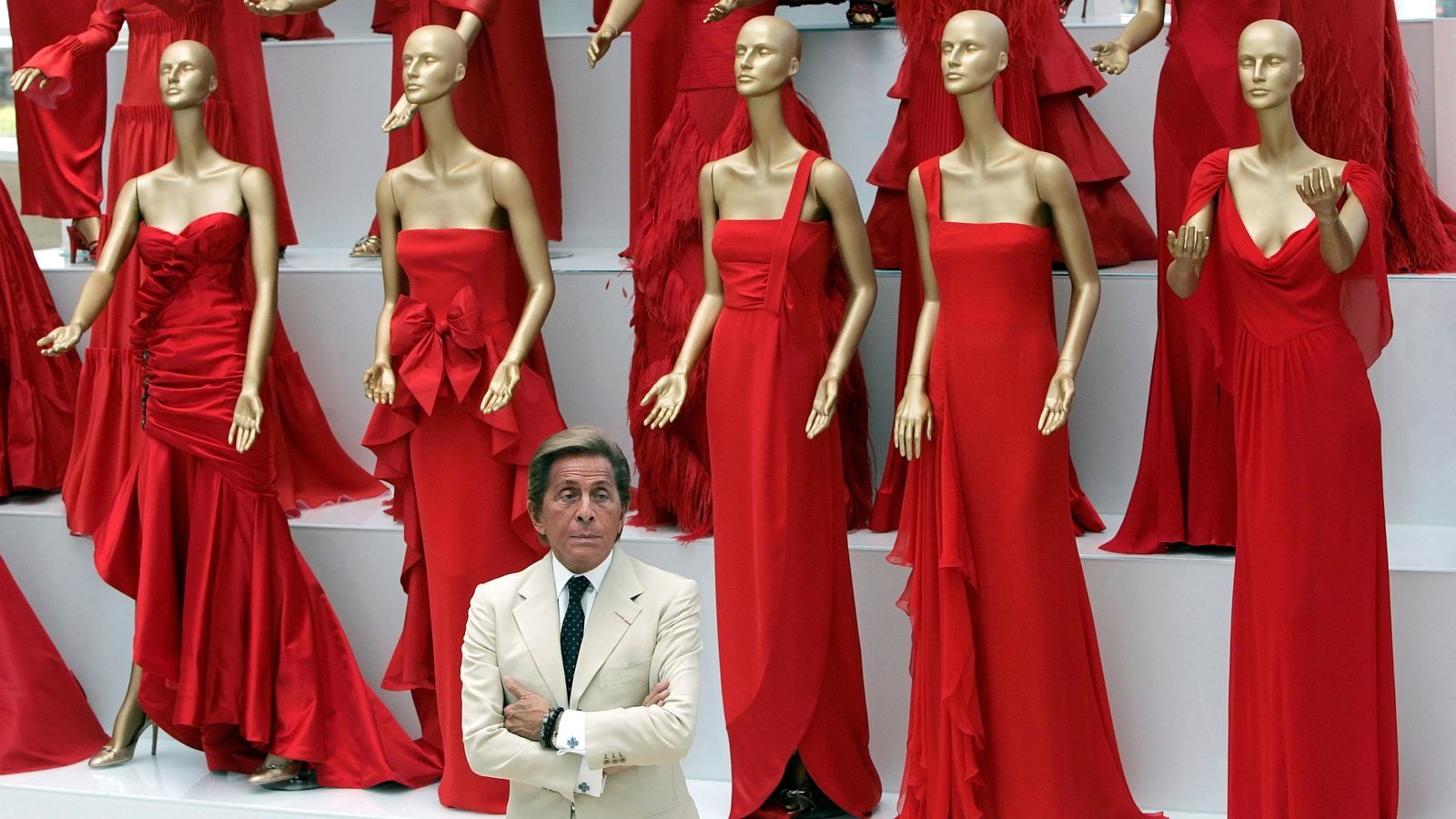 Italian fashion designer Valentino dies | World News