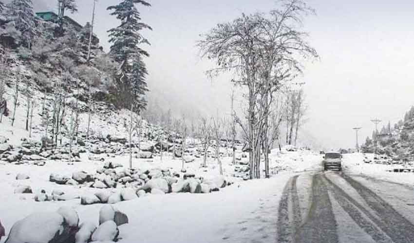 Heavy snow engulfs Murree, Swat, Neelum, GB