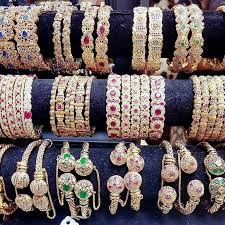 Gold price drops by Rs2500 per tola in Pakistan