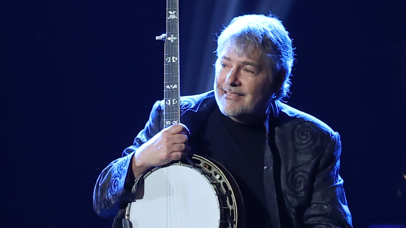 Béla Fleck cancels Kennedy Center appearance, says it’s become ‘charged and political’ : NPR