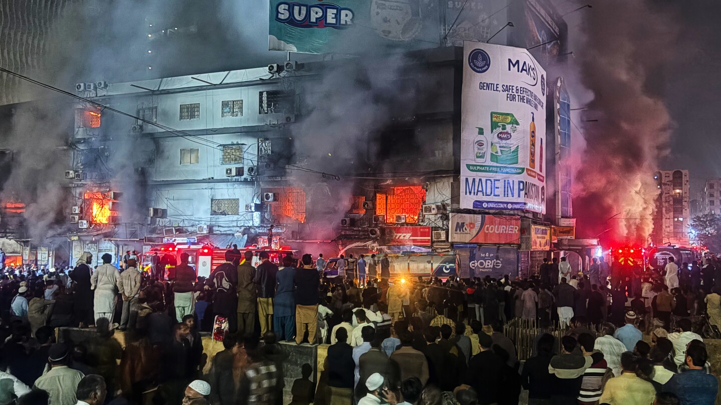 Fire engulfs shopping mall in southern Pakistan, killing 3 people