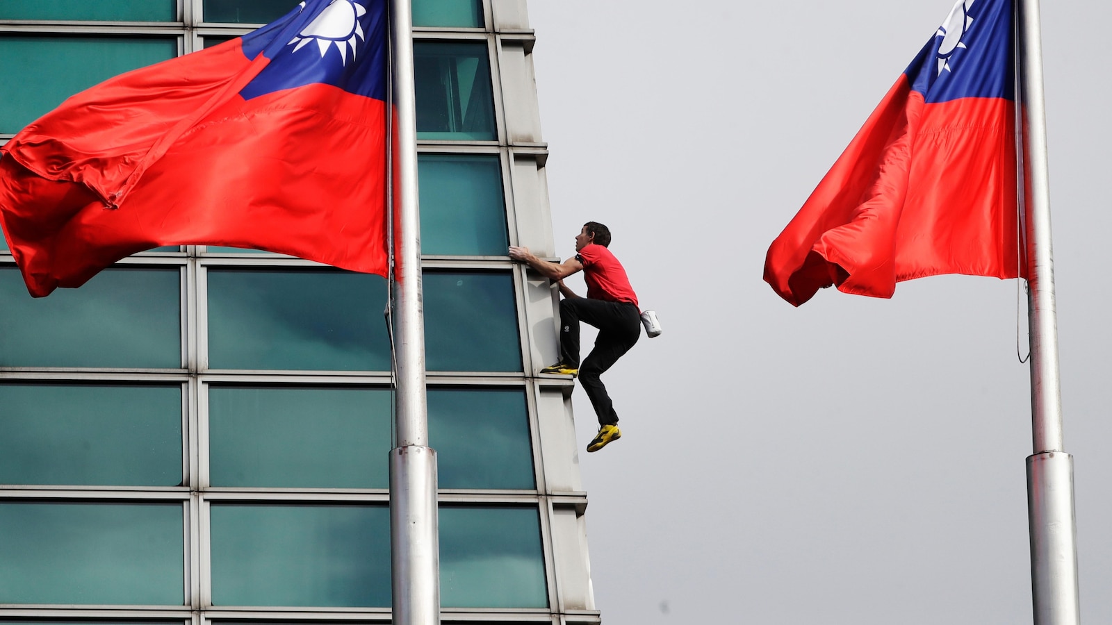 American rock climber Alex Honnold climbs Taipei 101 skyscraper without ropes