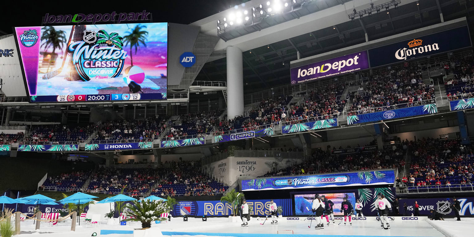 Youth hockey players use NHL Winter Classic rink at loanDepot