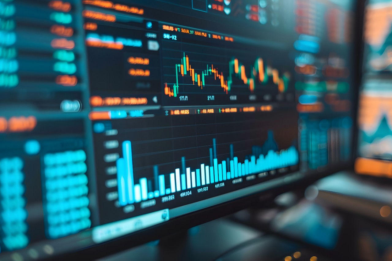 FTSE 100 edges higher as banks rebound and rate cuts loom