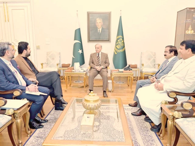 Centre-KP frost thaws as PM, CM Afridi break the ice