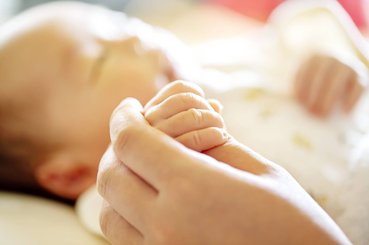 Japan births hit 10-year low, population shrinks