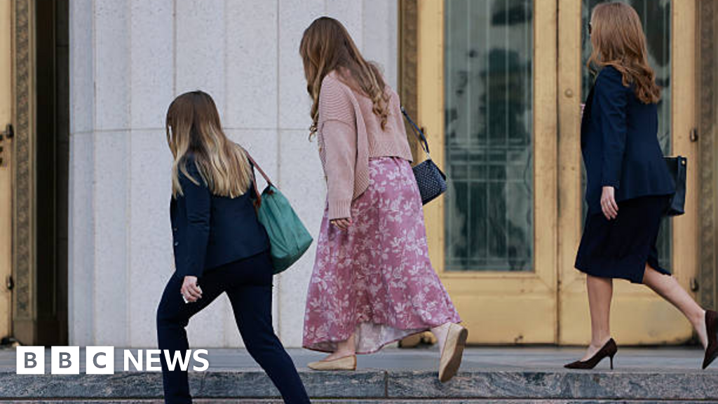 'I spent all my time on Instagram' says woman in landmark trial – BBC