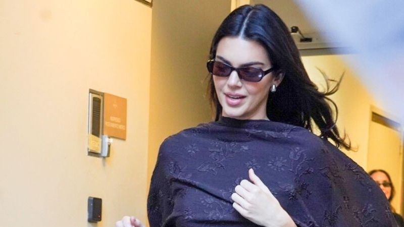 Kendall Jenner Pulls Off the Milanese Shawl