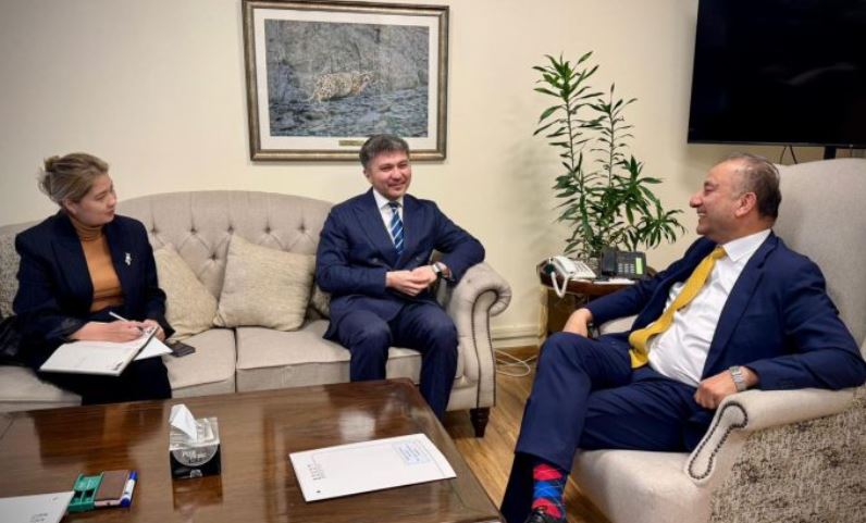 Kazakhstan envoy meets climate minister