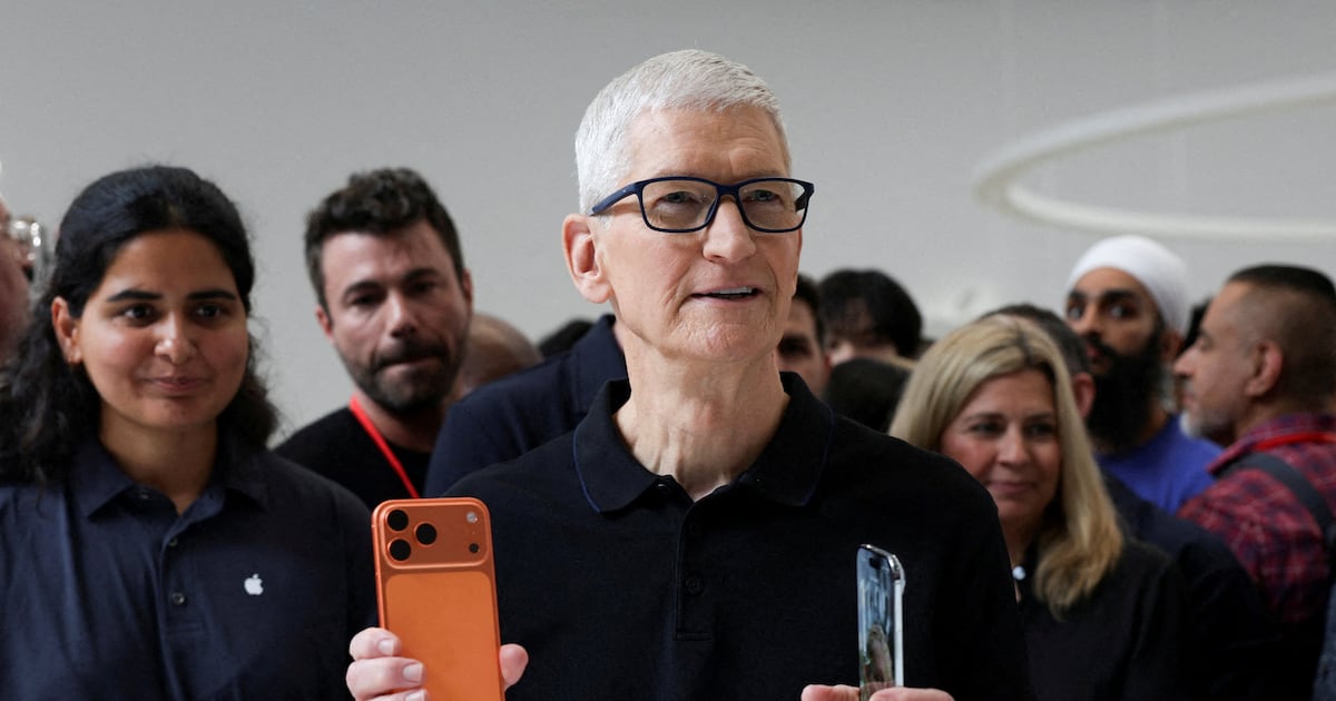 Apple Accelerates AI Wearables Development to Catch Up – 조선일보