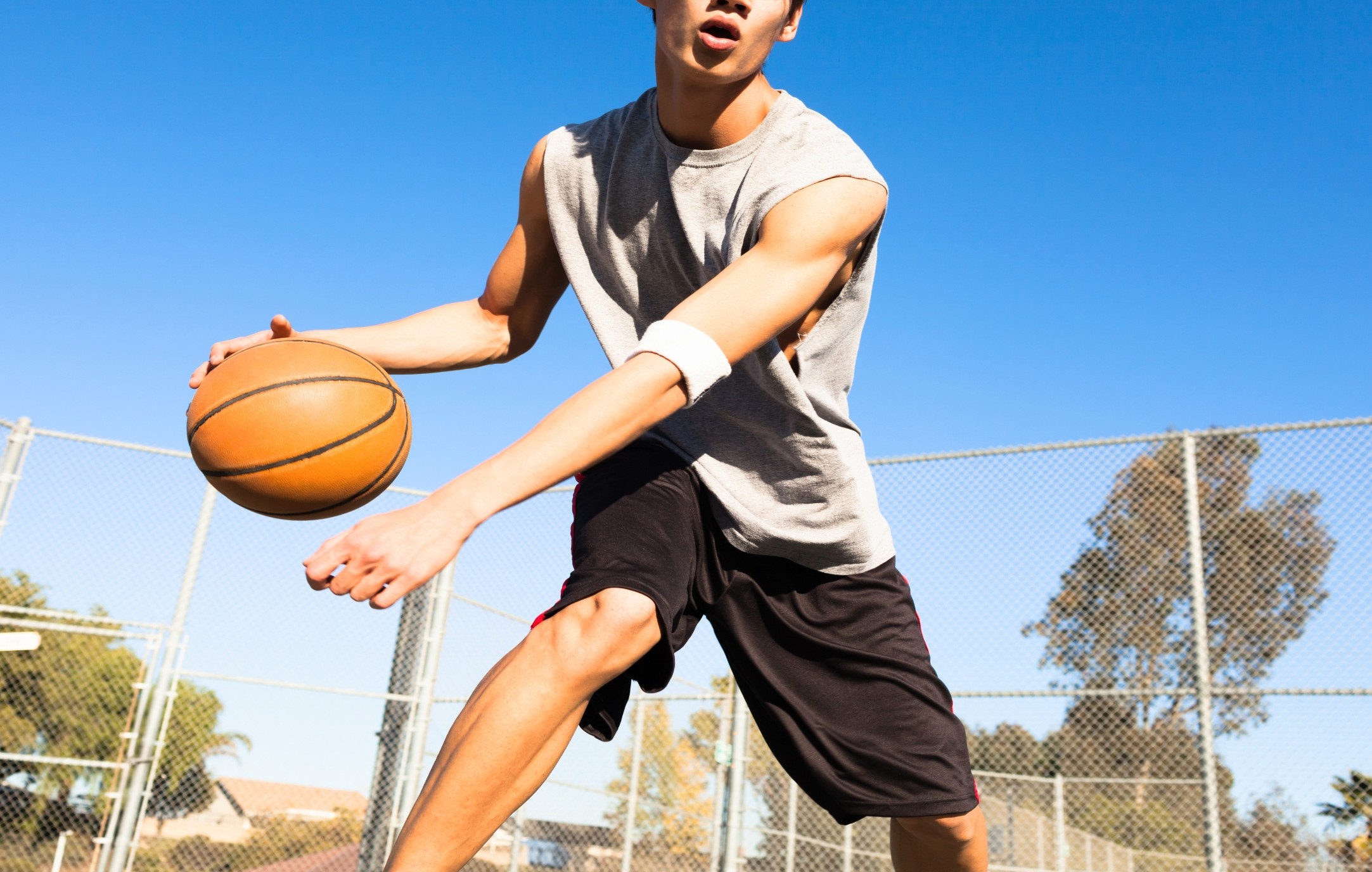 Loose clothing tracks movement better than tight wearables