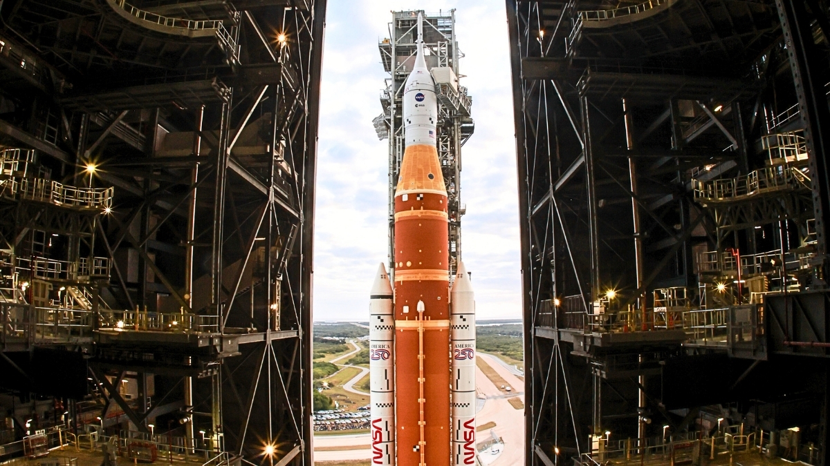 NASA Retries Crucial Fueling Test For Moon Rocket After Dangerous Leaks : ScienceAlert