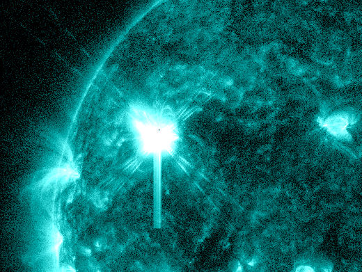 Major Solar Flare Strikes as Giant New Sunspot Erupts