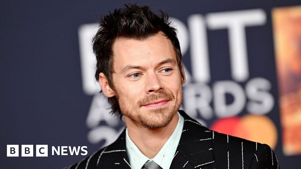 In pictures: Harry Styles, Olivia Dean and Lola Young arrive at the 2026 Brits – BBC