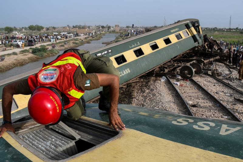 Freight train derailment disrupts rail traffic in Sindh