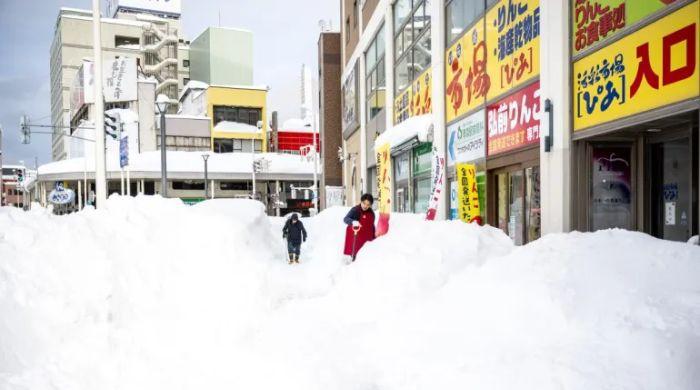 Record breaking snowfall kills 30 in Japan, prompts military deployment