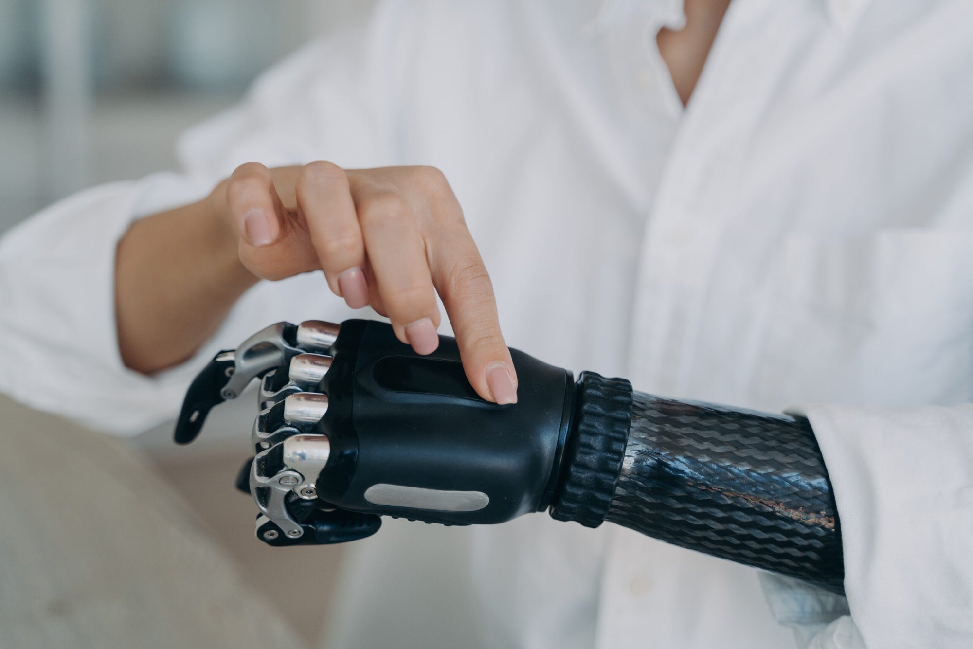 Prosthetic arm blurs the line between machine and human body