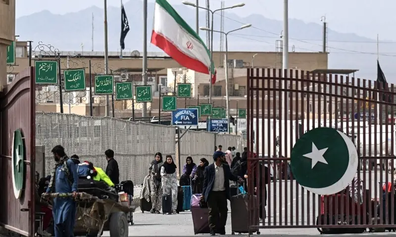 Pakistanis at Taftan border describe scramble to leave Iran – Pakistan