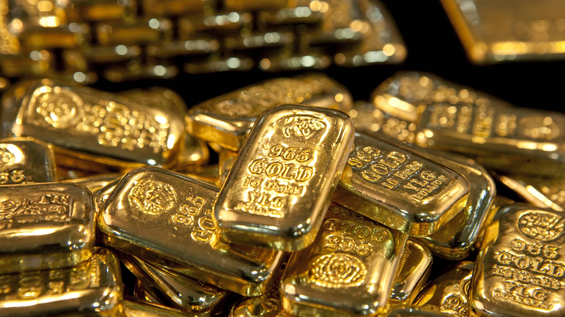 Gold extends gains as Middle East war boosts safe-haven demand