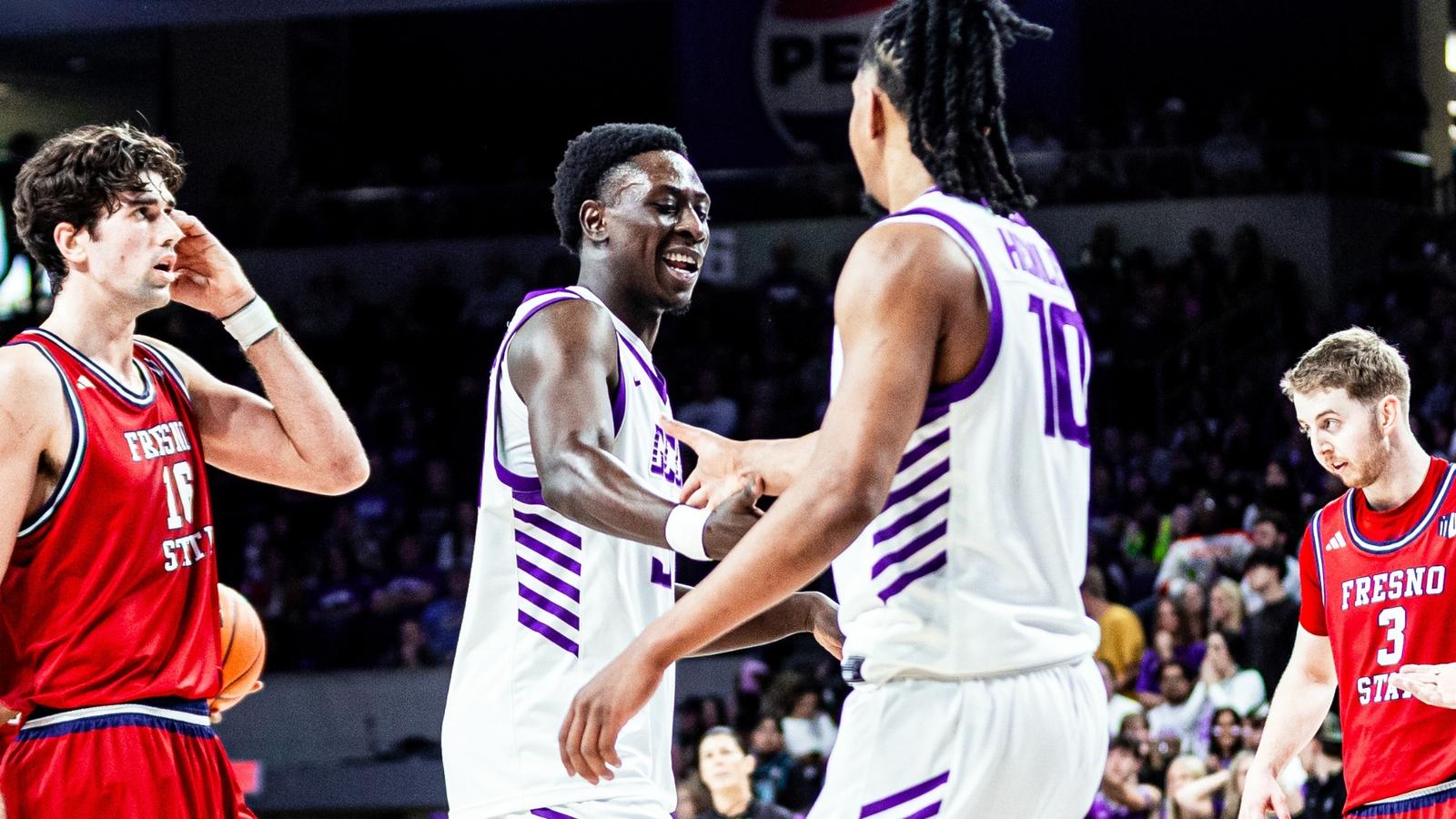 Seniors, bench click to earn MW tourney bye