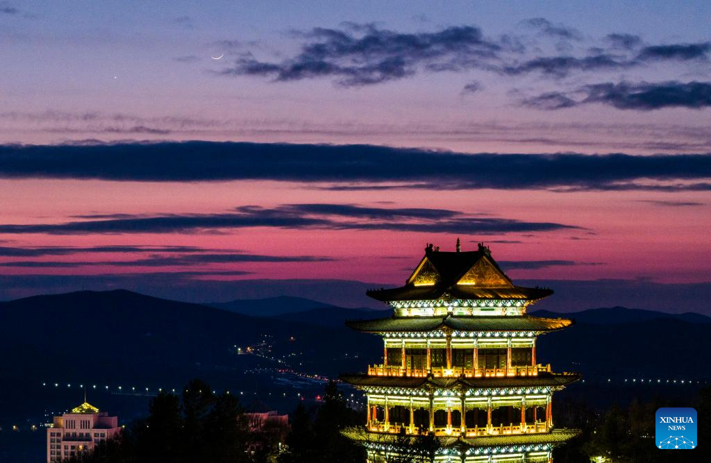 Planet of Venus next to moon in sky-Xinhua