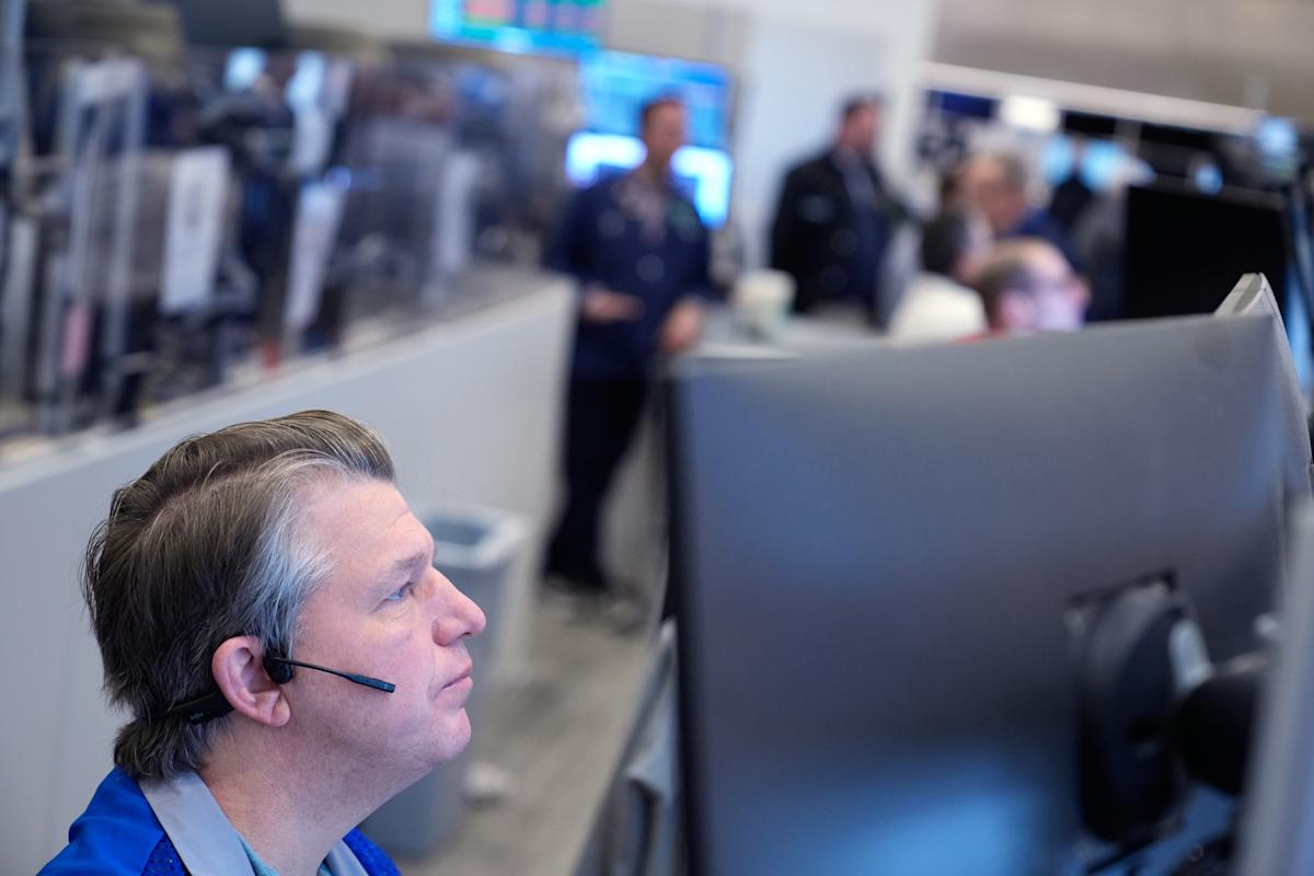 Dow falls more than 1,000 points, S&P 500 and Nasdaq tank as Iran war jitters return with another oil surge