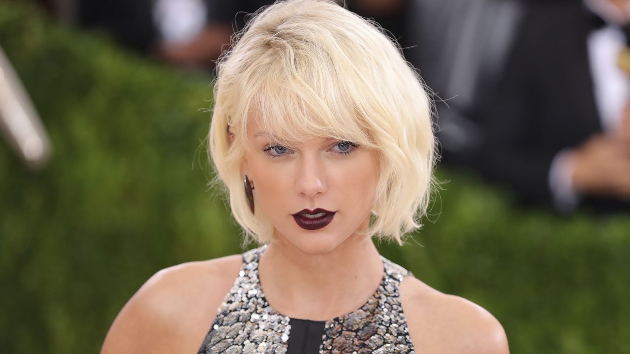 Taylor Swift Revives Her 2016 Met Gala Bangs at the 2026 iHeartRadio Music Awards