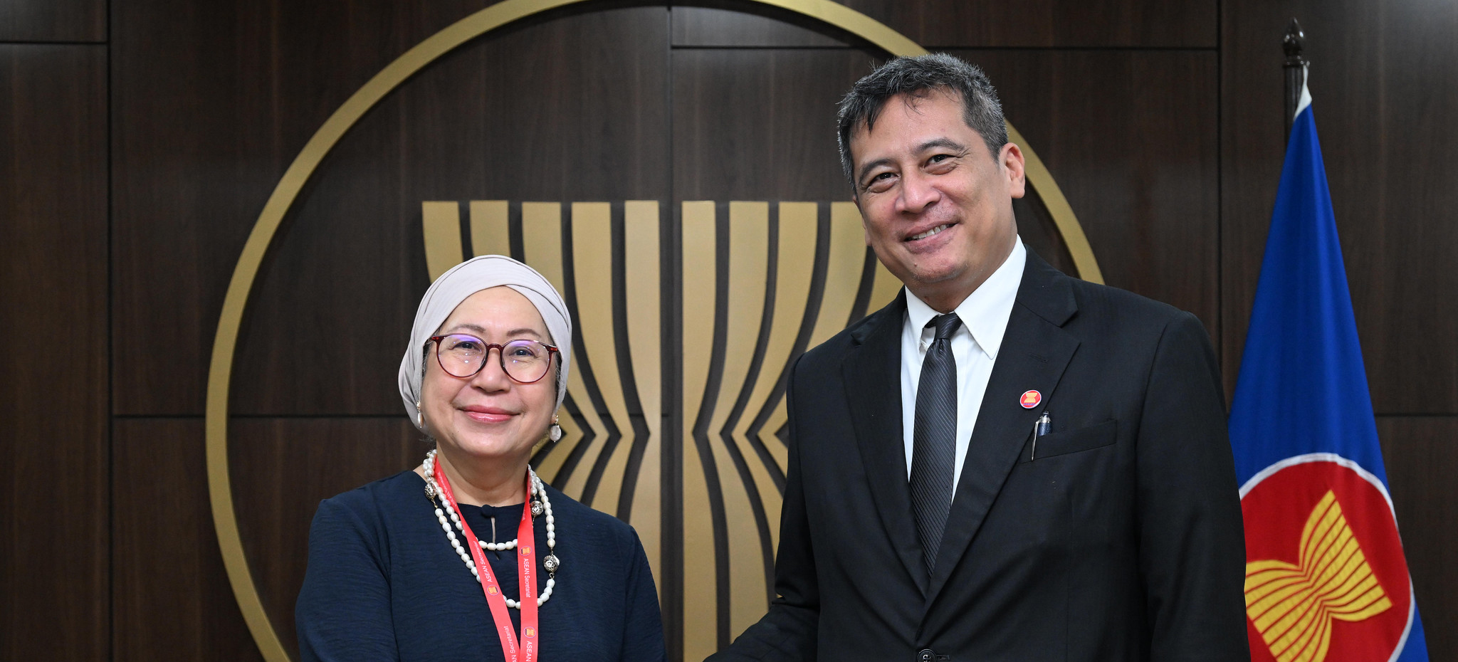 Deputy Secretary-General of ASEAN for Community and Corporate Affairs meets ASEAN Prize Recipient 2019