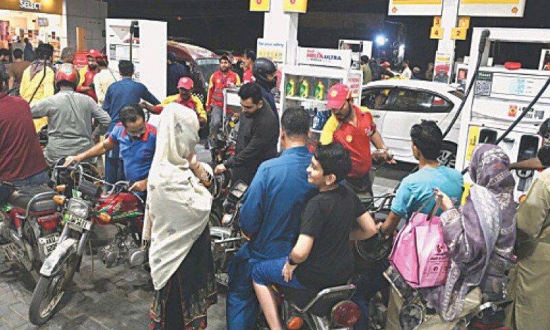 Iran-US war fallout: Panic buying of petrol starts in Lahore – Pakistan