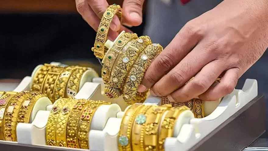 Gold prices drop by Rs43,600 per tola in Pakistan