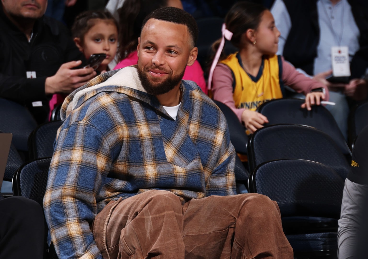 Injured star Stephen Curry (knee) traveling with Warriors