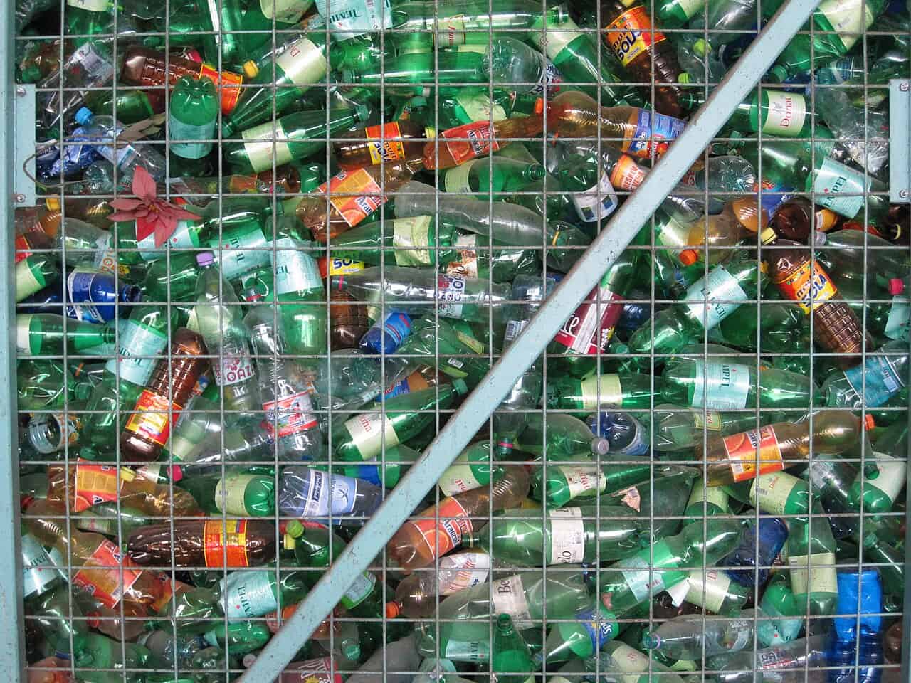 Researchers use sunlight to turn plastic waste into vinegar