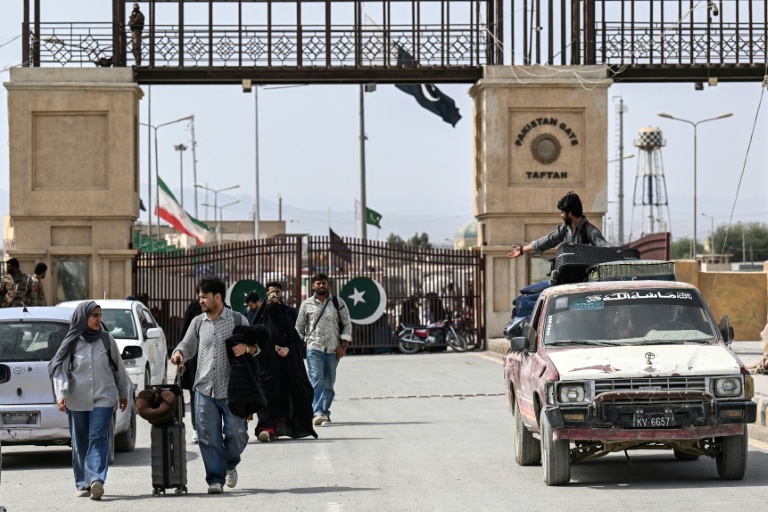Pakistanis at remote border describe scramble to leave Iran