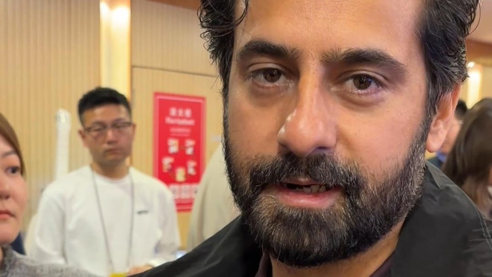 Pakistani anchor wows Robot Phone from Guangdong, calls for joint innovation