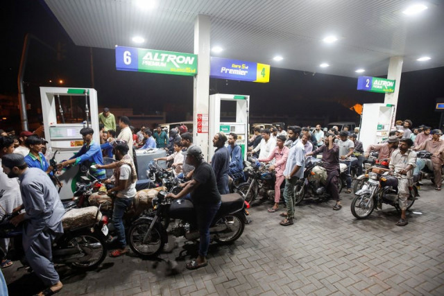 Govt directs provinces to inspect petrol pumps amid hoarding concerns