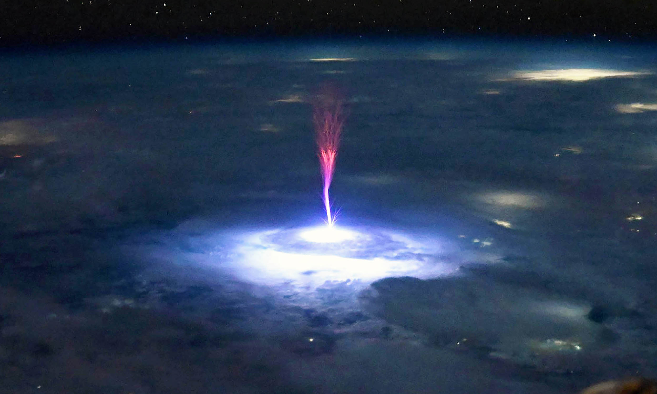 NASA shares photos of an extraordinary event seen by astronauts