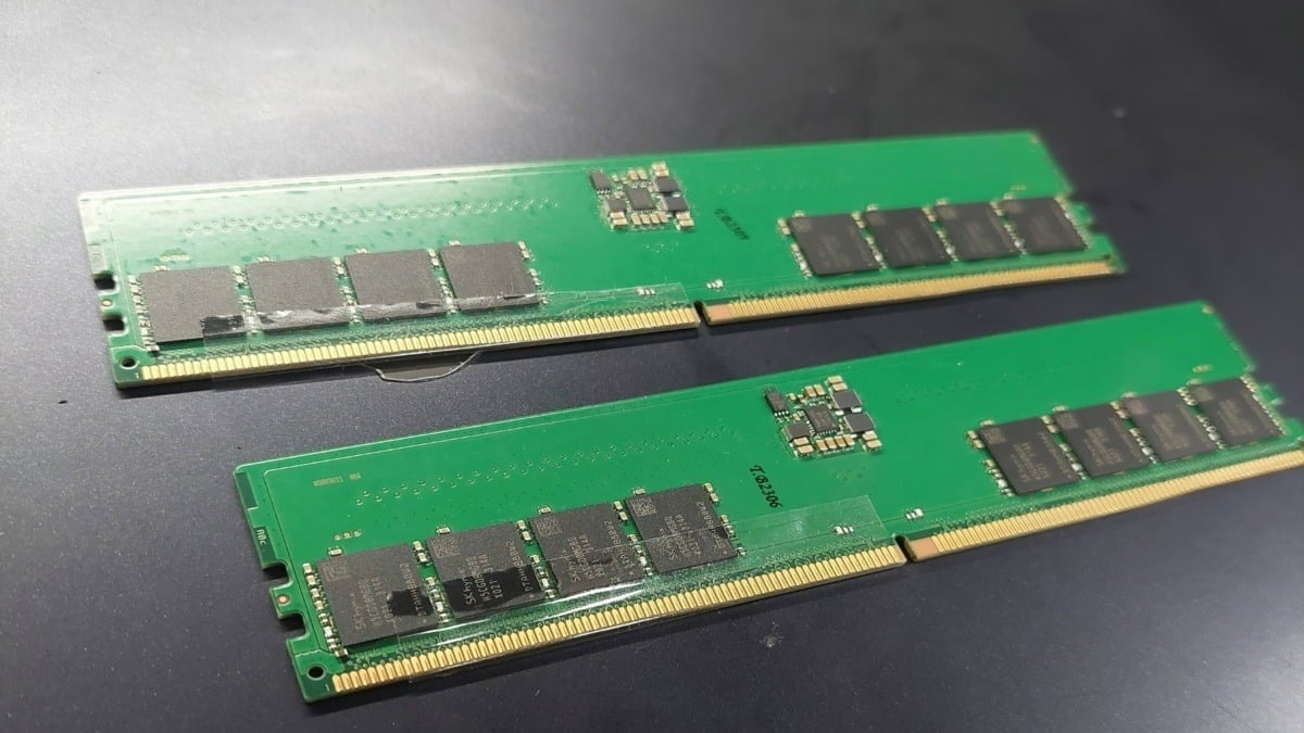 ASUS engineer demos budget-focused HUDIMM DDR5 memory on ROG Maximus Z890 Apex