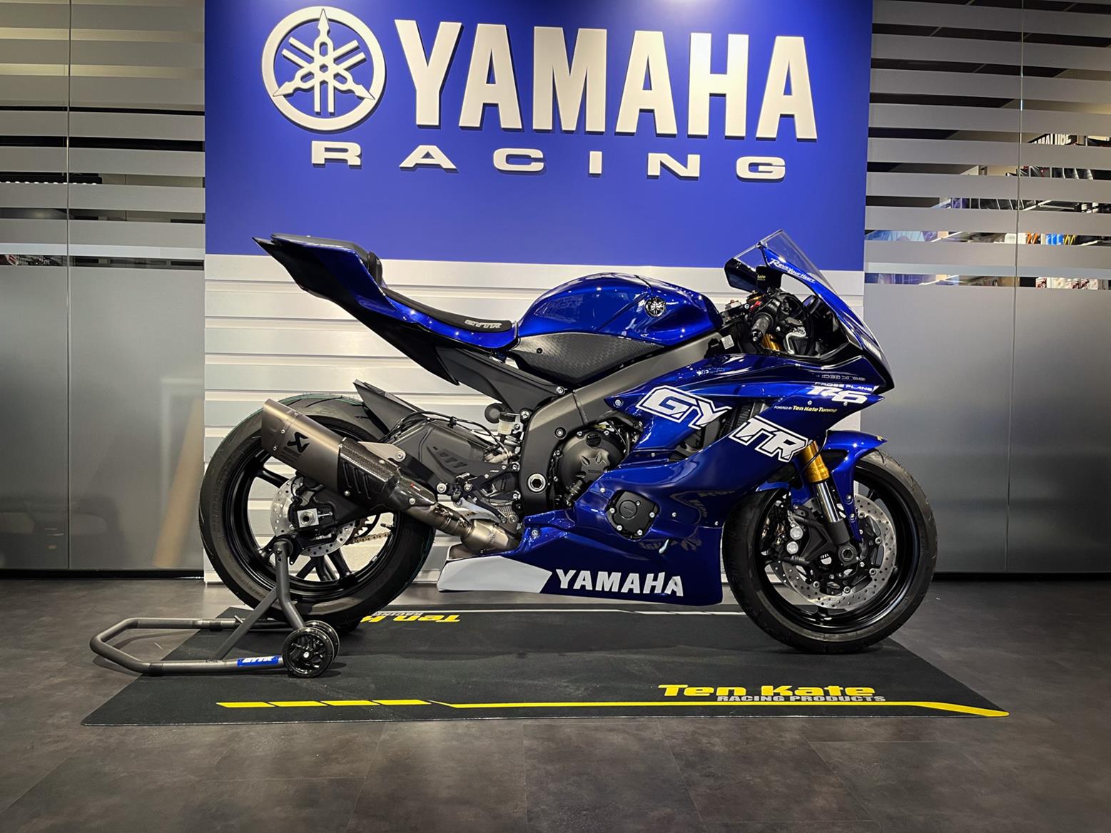 One-off Yamaha R6 features a crossplane crank like the R1