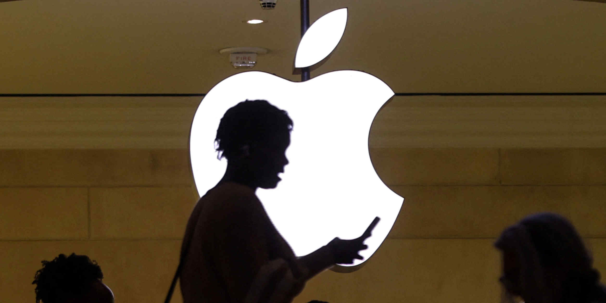 Foldable iPhone hits engineering snags, shipment delays possible: sources